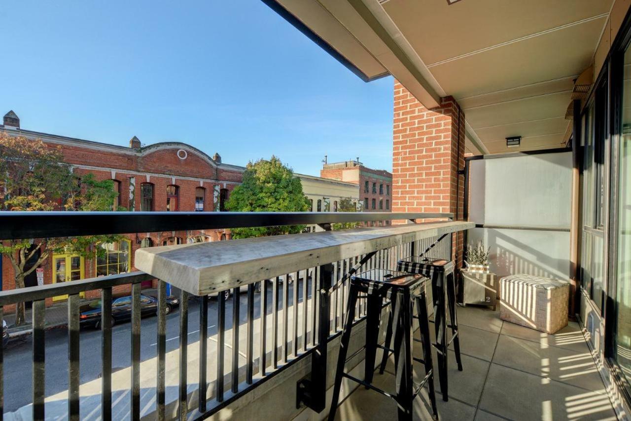 Downtown Heritage Condo With Parking Victoria Extérieur photo
