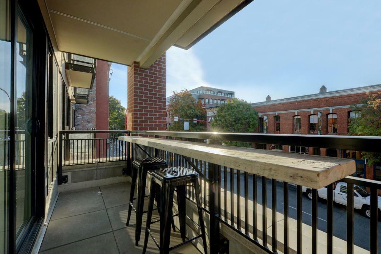 Downtown Heritage Condo With Parking Victoria Extérieur photo
